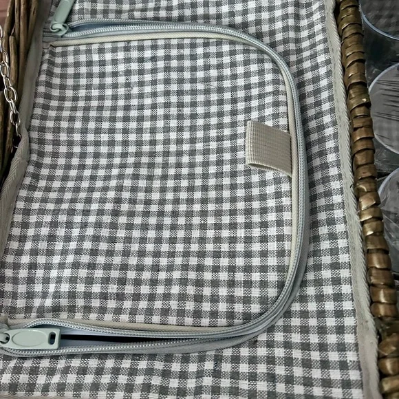 Picnic Basket for 4 People. Complete with Built-in Insulated Compartment - Picture 4 of 13